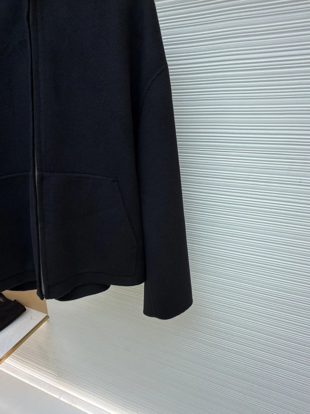 Acne Studios Nordic minimalist style double-sided woolen cashmere jacket ●Authentic product: purchased and developed for 9769 ●Item number: 1680856-C85 ●Material: cashmere fabric ●Technology: solid color distressed production ●Version: fitted version ●Weight: about 1060 grams ●Size: S-M-L ●Description: ACNE Nordic minimalist style double-sided woolen cashmere jacket Original version Purchased for 11000 Fabric dyed for 35 days Consistent with YB, different from the market version, the fabric is 90% sheep wool and 10% cashmere. The quality inspection report is acceptable. The zipper uses the original authentic zipper with TALON base. The real antique silver craftsmanship is different from the solid color distressed on the market. It uses Ice Pa lining and customizes the YB consistent collar label. The workmanship details are excellent. The overall wiring is straight and delicate, the fabric is comfortable and soft, and the color is consistent without color difference. It can be matched with the same style to create a fashionable look and control various occasions. Customized accessories, complete with three standards, same style for men and women!